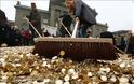 Πλημμύρα από νομίσματα σε πλατεία της Ελβετίας