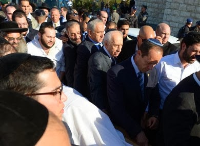 Η μεγαλύτερη κηδεία στην ιστορία του Ισραήλ για τον Αρχιραβίνο ρατσιστή! - Φωτογραφία 3
