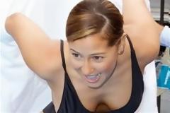 Η Adrienne Bailon στην πισίνα