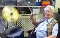Γιαγιά 99 ετών εκπληρώνει το όνειρο της και παίρνει drums