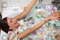 Ανέβασε φωτογραφία στο ίντερνετ να... κολυμπάει στο χρήμα και την τσίμπησε η εφορία