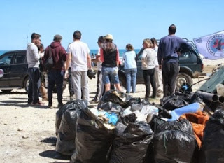 Οι εθελοντές καθαρίζουν... και οι υπόλοιποι βρωμίζουν! - Φωτογραφία 1