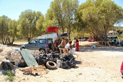 Οι εθελοντές καθαρίζουν... και οι υπόλοιποι βρωμίζουν! - Φωτογραφία 2