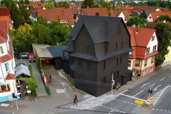 Ένα περίεργο σπίτι βαμμένο μαύρο! (εικόνες)