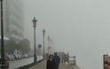 Πυκνή ομίχλη απλώθηκε πάνω από τη Θεσσαλονίκη- Σκηνικό από θρίλερ το κέντρο! - Φωτογραφία 1