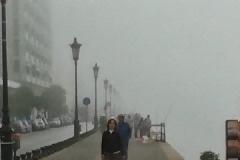 Πυκνή ομίχλη απλώθηκε πάνω από τη Θεσσαλονίκη- Σκηνικό από θρίλερ το κέντρο!