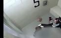 Βίντεο σοκ: Αστυνομικός κακοποιεί γυναίκα στο κρατητήριο και την αφήνει αιμόφυρτη - Φωτογραφία 1