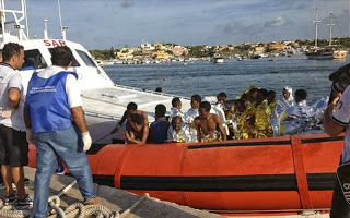 Ένα ακόμη πλοιάριο με μετανάστες έφτασε στη Λαμπεντούζα - Φωτογραφία 1