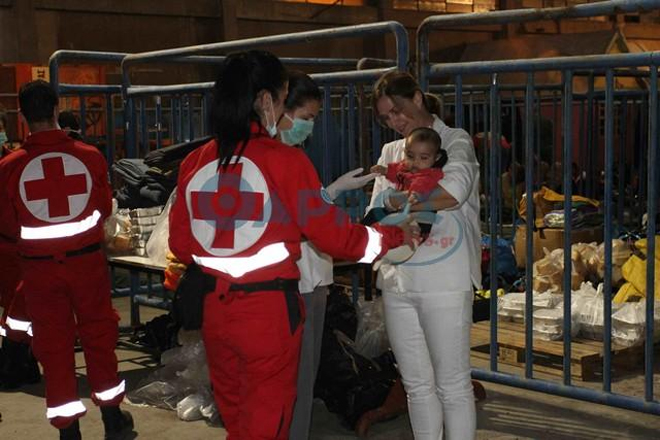 Στην Καλαμάτα θαλαμηγός που μετέφερε 73 παράνομους μετανάστες - Φωτογραφία 5