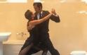 Χόρεψαν τανγκό σε βιτρίνα πολυκαταστήματος στη Θεσσαλονίκη [video]