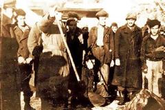 3702 - Σαν σήμερα, 16 Οκτωβρίου 1948, η μάχη των Καρυών. Αντάρτισσες χορεύουν στην πλατεία του Πρωτάτου!
