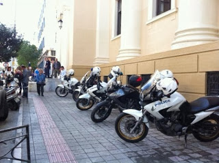 Πάτρα: Δεκάδες ρομά έξω από τα δικαστήρια - Απολογούνται οι έξι συλληφθέντες πιστολέρο - Φωτογραφία 1