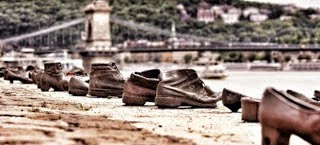 Τα παπούτσια του Δούναβη – Το πιο συγκινητικό μνημείο στην μνήμη όσων έχασαν τη ζωή τους από τους Ναζί - Φωτογραφία 1
