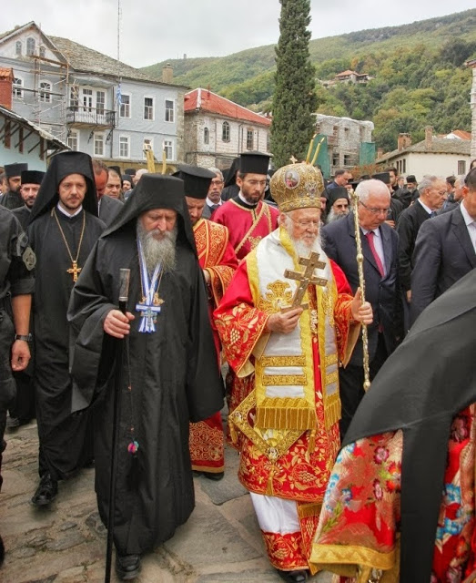 3706 - Φωτογραφίες από τη Λιτανεία της Εικόνας της Παναγίας του Άξιόν Εστι με τον Οικουμενικό Πατριάρχη κ. Βαρθολομαίο και τους ηγουμένους του Άθω. - Φωτογραφία 2