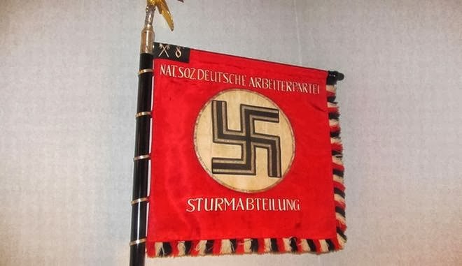 Ναζιστικά σύμβολα και βαρύς οπλισμός στο σπίτι του καταζητούμενου εφοπλιστή - Φωτογραφία 10