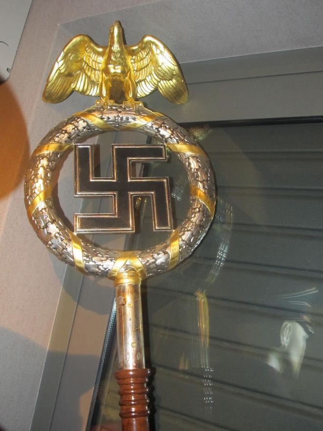 Ναζιστικά σύμβολα και βαρύς οπλισμός στο σπίτι του καταζητούμενου εφοπλιστή - Φωτογραφία 3