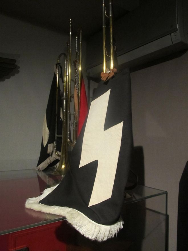 Ναζιστικά σύμβολα και βαρύς οπλισμός στο σπίτι του καταζητούμενου εφοπλιστή - Φωτογραφία 6