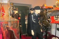 Ναζιστικά σύμβολα και βαρύς οπλισμός στο σπίτι του καταζητούμενου εφοπλιστή