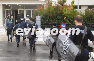 Διμοιρίες των ΜΑΤ έκαναν ντου μέσα στο Διοικητήριο της Νομαρχίας Εύβοιας και έσπασαν την κατάληψη των εργαζομένων - Φωτογραφία 1
