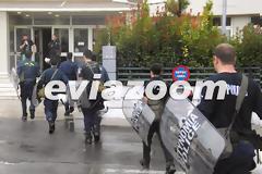 Διμοιρίες των ΜΑΤ έκαναν ντου μέσα στο Διοικητήριο της Νομαρχίας Εύβοιας και έσπασαν την κατάληψη των εργαζομένων