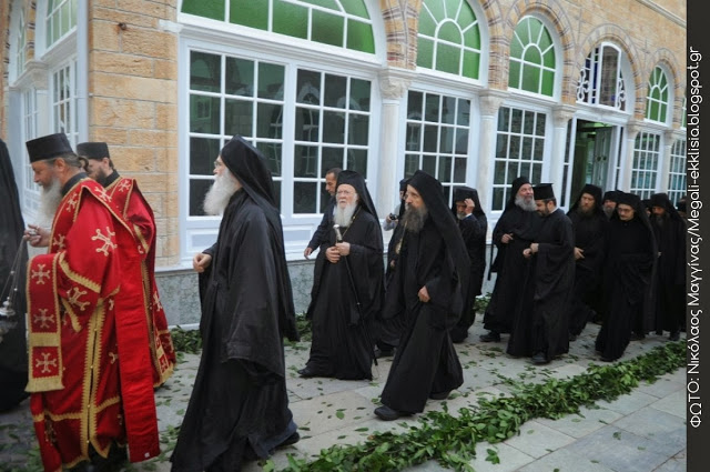 3717 - Ο Οικουμενικός Πατριάρχης Λειτούργησε στο ρωσικό μοναστήρι του Αγίου Παντελεήμονα κατόπιν επιθυμίας του Ηγουμένου Ιερεμία - Φωτογραφία 3