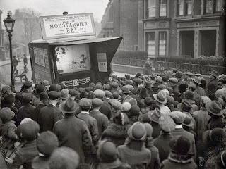 Η πρώτη φορά που ο Mickey Mouse περπάτησε στο Λονδίνο...Ήταν Οκτώβριος του 1923 - Φωτογραφία 1