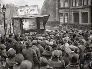 Η πρώτη φορά που ο Mickey Mouse περπάτησε στο Λονδίνο...Ήταν Οκτώβριος του 1923 - Φωτογραφία 1