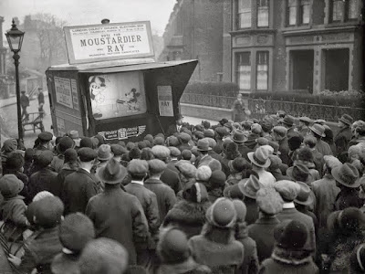 Η πρώτη φορά που ο Mickey Mouse περπάτησε στο Λονδίνο...Ήταν Οκτώβριος του 1923 - Φωτογραφία 2