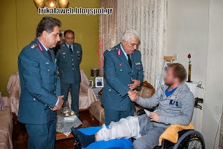 Λάρισα: Η φωτογραφία με τον αστυνομικό της ΕΚΑΜ τραυματισμένο. Ξέχασαν μια μικρή λεπτομέρεια, να βάλουν ρετουσάρισμα στις φωτογραφίες του σπιτιού του - Φωτογραφία 1