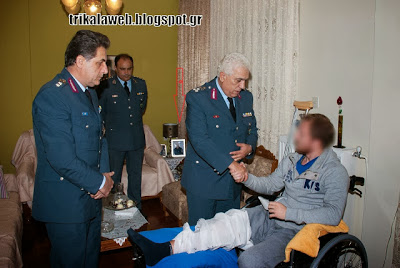 Λάρισα: Η φωτογραφία με τον αστυνομικό της ΕΚΑΜ τραυματισμένο. Ξέχασαν μια μικρή λεπτομέρεια, να βάλουν ρετουσάρισμα στις φωτογραφίες του σπιτιού του - Φωτογραφία 2
