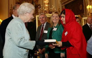H βασίλισσα Ελισάβετ «υποκλήθηκε» στην Μαλάλα - Φωτογραφία 1