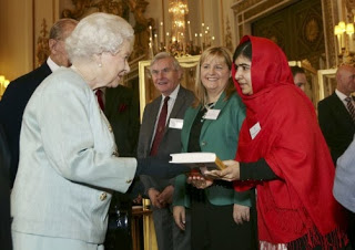 Με τη βασίλισσα Ελισάβετ συναντήθηκε η Μαλάλα - Φωτογραφία 1