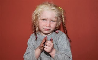 Πρωτοφανής διεθνής κινητοποίηση για να βρεθούν οι πραγματικοί γονείς του ξανθού κοριτσιού - Φωτογραφία 1