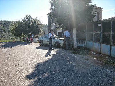 Καμαρούλα Αγρινίου: Ι.Χ. καρφώθηκε σε δέντρο - Φωτογραφία 4