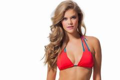 Nina Agdal: Φορώντας σέξι μαγιό