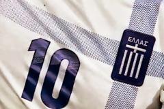 Εθνόσημο-μαϊμού φορά η εθνική ομάδα ποδοσφαίρου! Να το αλλάξουν αμέσως