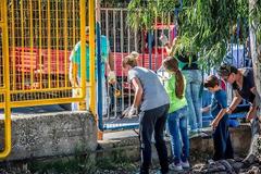 Πάτρα: Εθελοντές έβαψαν τα κάγκελα σχολείων
