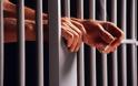 Αποζημίωση σε κρατούμενο για τις άθλιες συνθήκες στο κρατητήριο