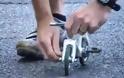 Κουβαλάει το πιο μικροσκοπικό ποδήλατο στον κόσμο! [Video]