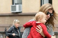 Άφωνοι περαστικοί κοιτάζουν την Gisele με ψηλοτάκουνα και κολλητά να κρατάει το παιδί της