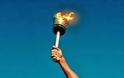 Από το κακό στο χειρότερο η Ολυμπιακή φλόγα – Στην αρχή έσβηνε, τώρα παραλίγο να λαμπαδιάσει άνθρωπο [βίντεο]