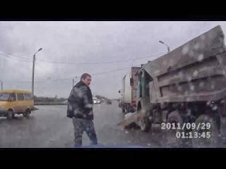 Απίστευτο βίντεο. Δείτε τον πιο μεθυσμένο οδηγό της Ρωσίας! - Φωτογραφία 1