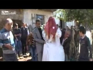 Τουρκία: Μπαλκόνι καταρρέει κατά τη διάρκεια γαμήλιου γλεντιού [video] - Φωτογραφία 1
