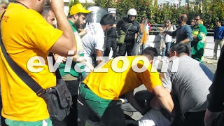 Εύβοια: Δακρυγόνα και ξύλο στο διοικητήριο - ΜΑΤ εναντίον εργαζομένων (Βίντεο) - Φωτογραφία 1