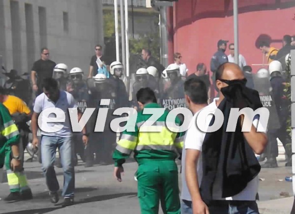 Εύβοια: Δακρυγόνα και ξύλο στο διοικητήριο - ΜΑΤ εναντίον εργαζομένων (Βίντεο) - Φωτογραφία 4