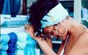 Η Rihanna... βγήκε από τα ρούχα της στην Κρήτη