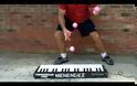 Ο ζoγκλέρ που παίζει πιάνο πετώντας τα μπαλάκια στα πλήκτρα! [Video]