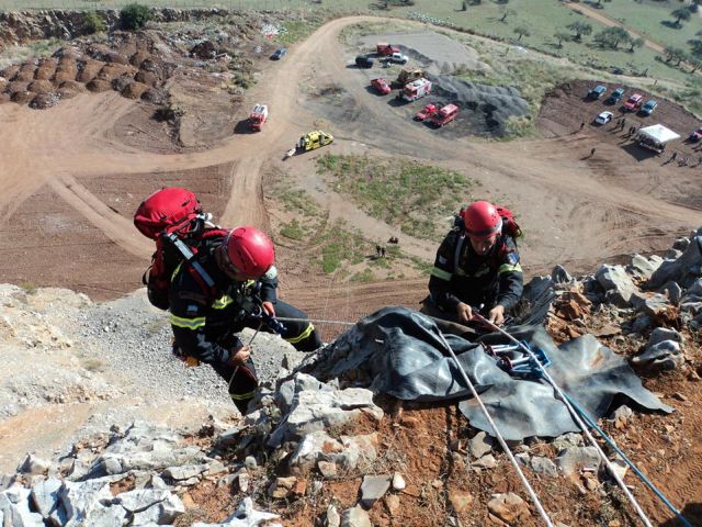 Διάσωση σε χαράδρα (photos) - Φωτογραφία 7