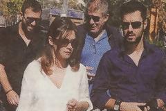 Οι πρώτες φωτογραφίες από τον πολιτικό γάμο του Γιάννη Τσιμιτσέλη και της Βάσως Λασκαράκη