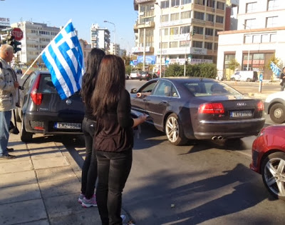 TΩΡΑ: Χρυσαυγίτες διανέμουν την εφημερίδα τους σε διερχόμενους οδηγούς - Φωτογραφία 3